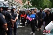 免费测算美国多地举行“没有国王”抗议活动